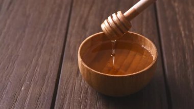 Tahta kaplı küçük bir kasede bal