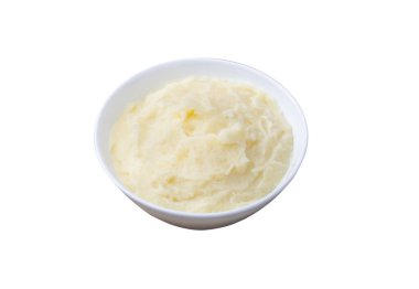 Beyaz arka planda izole bir kasede patates püresi..