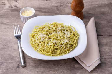 Pesto soslu ve parmesan peynirli İtalyan makarnası..