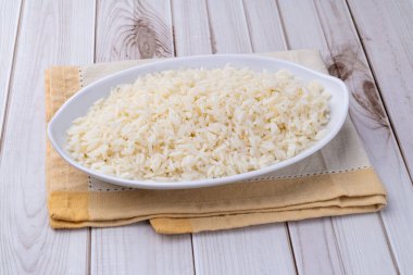 Tahta bir tabakta beyaz pirinç pişirdim..