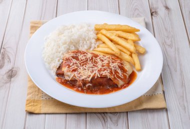 Parmegiana bifteği, pirinç ve patates kızartması. Tipik Brezilya idari yemeği..