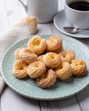 Samanta, tipik Brezilya şekeri, ahşap masanın üzerinde kahve kaplı bisküvi..