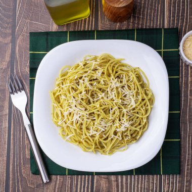 Pesto soslu ve parmesan peynirli İtalyan makarnası..