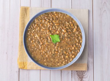 Mercimek çorbası ve arkaplanda baharat var..