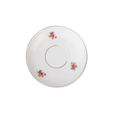 Beyaz arka planda izole edilmiş çiçekli eski beyaz seramik tabak.