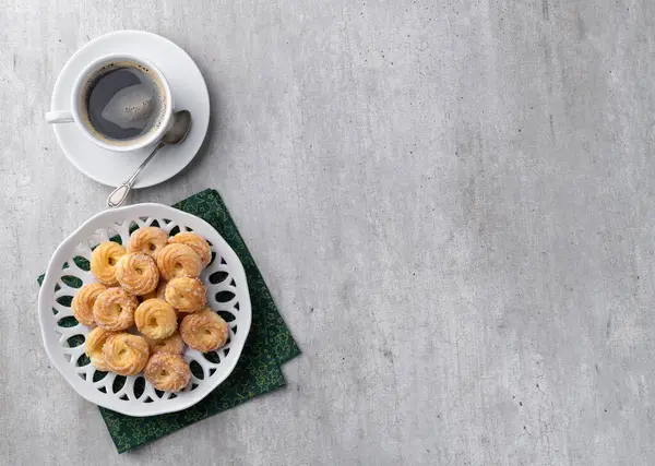 Samanta, tipik Brezilya şekeri, bisküvi kaplı, ahşap masa üzerinde, fotokopi alanı olan kahve..