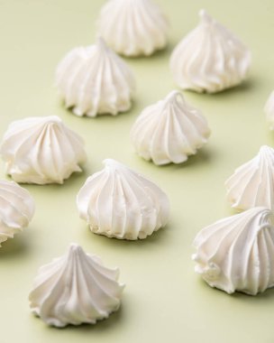 Yeşil arka planda taze ev yapımı kurabiyeler..