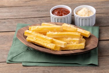 Tahta masanın üzerinde kızarmış polenta kızartması.