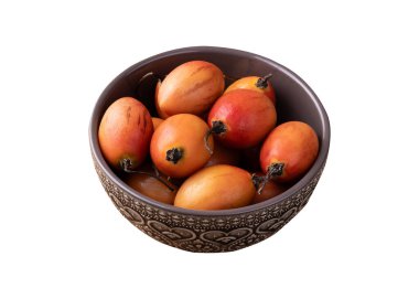 Beyaz arka planda izole edilmiş bir kasedeki Tamarillos ya da ağaç domatesleri.