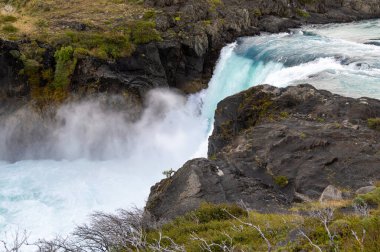 Şili 'deki Torres del Paine Ulusal Parkı' nda Salto Grande Şelalesi.