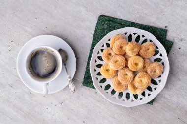 Samanta, tipik Brezilya şekeri, ahşap masanın üzerinde kahve kaplı bisküvi..