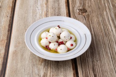 Kırmızı biberli kremalı keçi peyniri..