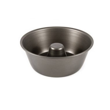 Ortasında delik olan metal pasta tavası beyaz arkaplanda izole edilmiş..