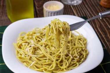 Pesto soslu ve parmesan peynirli İtalyan makarnası..