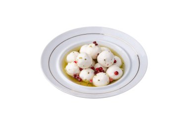 Kırmızı biberli kremalı keçi peyniri beyaz arka planda izole edilmiş..