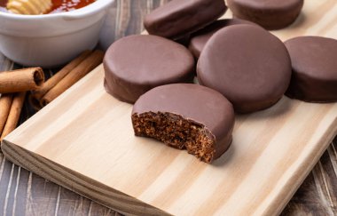 Brezilya Pao de Mel 'i mi yoksa ahşap bir masanın üzerine çikolata kaplı bal kurabiyeleri mi?.