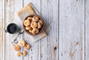 Samanta, tipik Brezilya şekeri, bisküvi kaplı, ahşap masa üzerinde, fotokopi alanı olan kahve..