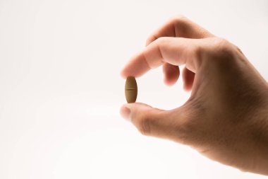 Hazırda ilaç ve küresel beyaz arkaplan