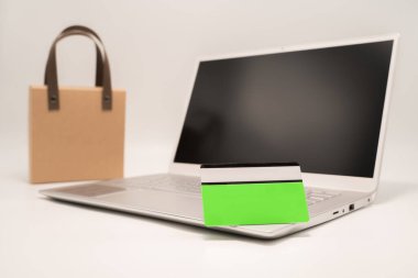 Kahverengi çanta alışverişi bilgisayar başında