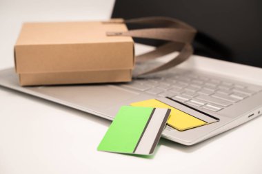 Kahverengi çanta alışverişi bilgisayar başında