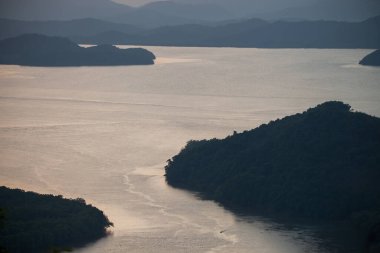 Deniz ve dalga yüzeyi gün doğumunda suya yansıyor.