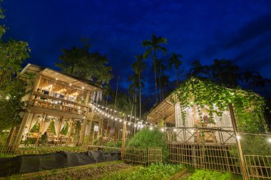 Mavi gökyüzünün altında ahşap ev