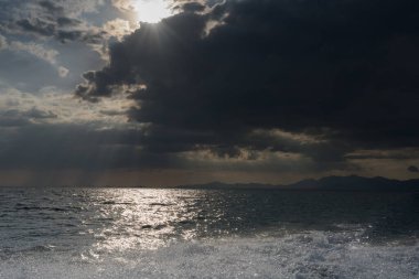 Dağın arka planında açık gökyüzünün altında