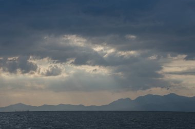 Dağın arka planında açık gökyüzünün altında