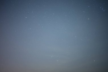 Bulutlu gökyüzünde bir yıldız