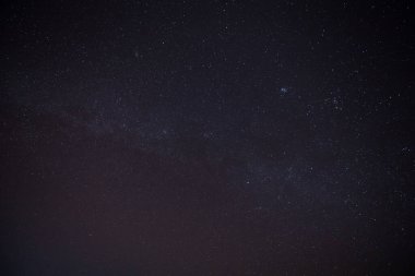 Bulutlu gökyüzünde bir yıldız