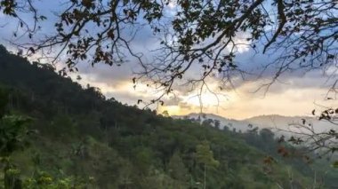 Gün batımında dağın manzarası