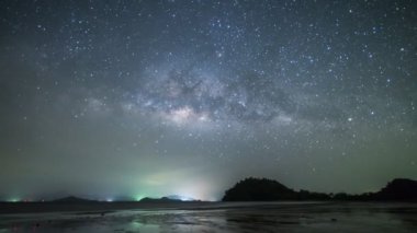 Tayland 'da yer alan dağ manzaralı bulutlu bir Samanyolu Yıldızı.