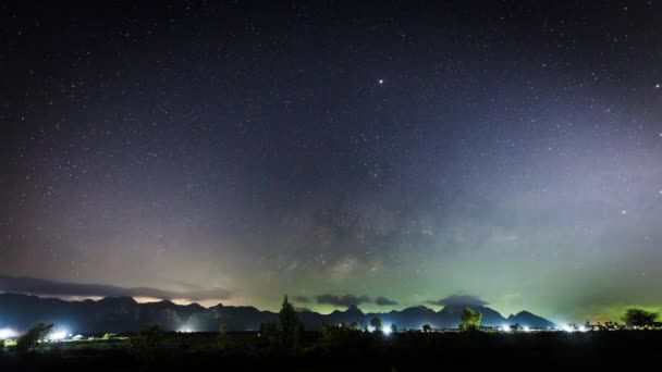 Ein Milchstraßenstern Nächtlichen Himmel Mit Wolkenverhangenem Bergblick — Stockvideo