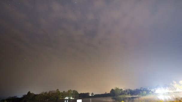 Ein Milchstraßenstern Nächtlichen Himmel Mit Wolkenverhangenem Blick Auf Die Berge — Stockvideo