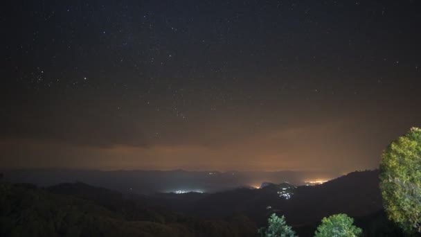 Ένα Αστέρι Milkyway Στο Κοντινό Ουρανό Συννεφιά Θέα Στο Βουνό — Αρχείο Βίντεο