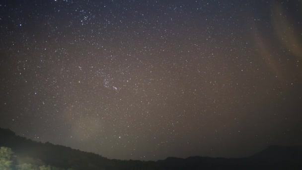 Ένα Αστέρι Milkyway Στο Κοντινό Ουρανό Συννεφιά Στο Βουνό — Αρχείο Βίντεο