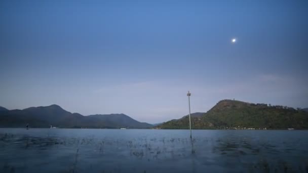 Місяць Небі Похмурим Відображенням Воді — стокове відео
