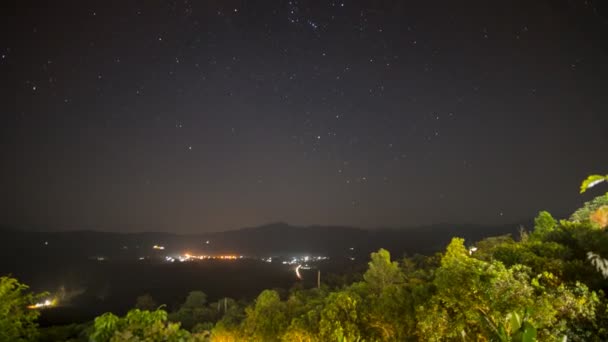 在靠近天空的天边 一颗银河之星 山上乌云密布 — 图库视频影像