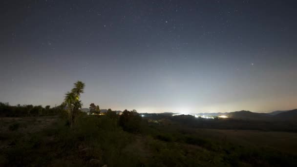 在靠近天空的天边 一颗银河之星 山上乌云密布 — 图库视频影像
