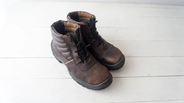 Vista Perto Par Sapatos Segurança Rústicos Usados Cima Uma Mesa — Fotografia de Stock