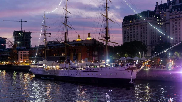  Eski Sarmiento yelkenli gemisinin yan görüntüsü gece Porto Madero 'ya yanaştı.