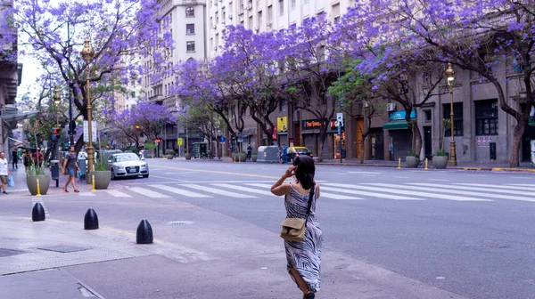 Jovem Caminhando Pelas Ruas Buenos Aires Colorido — Fotografia de Stock