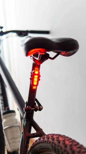 Vista Próxima Uma Luz Segurança Vermelha Ligada Uma Bicicleta Preta Imagem De Stock