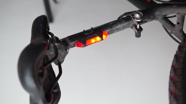 黒い自転車に取り付けられた赤い安全灯の近くからの眺め — ストック動画