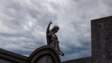 Recoleta Mezarlığı 'ndaki bir mozolenin üzerine kadın taş heykeli dikilmiş.