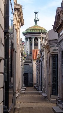 Anıt mezarlıklarla çevrili tarihi Recoleta mezarlığı dar koridorları