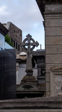Recoleta mezarlığındaki bir mezara yerleştirilmiş büyük bir taş haç.