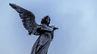 Recoleta 'daki eski bir mozolenin tepesine yerleştirilmiş bir melek taşı heykelinin yakın görüntüsü. 
