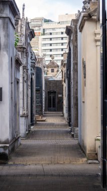Anıt mezarlıklarla çevrili tarihi Recoleta mezarlığı dar koridorları