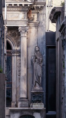 Recoleta mezarlığındaki bir mozolede Bakire Meryem heykeli.